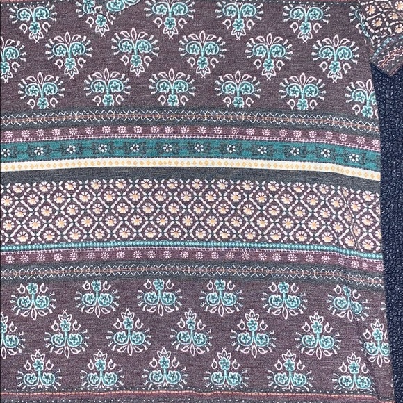 🎉2/$38🎉 NOLLIE PRINTED V-NECK! - Picture 3 of 3